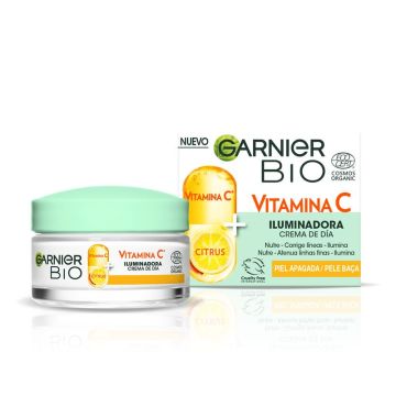 Garnier Crema De Día Iluminadora Con Vitamina C, Nutre, Corrige Líneas YPotencia La Luminosidad Día Tras Día.
